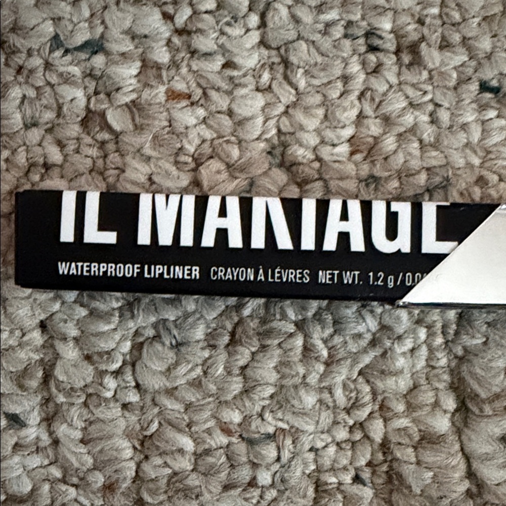 IL MAKIAGE Lipliner in Black Packaging